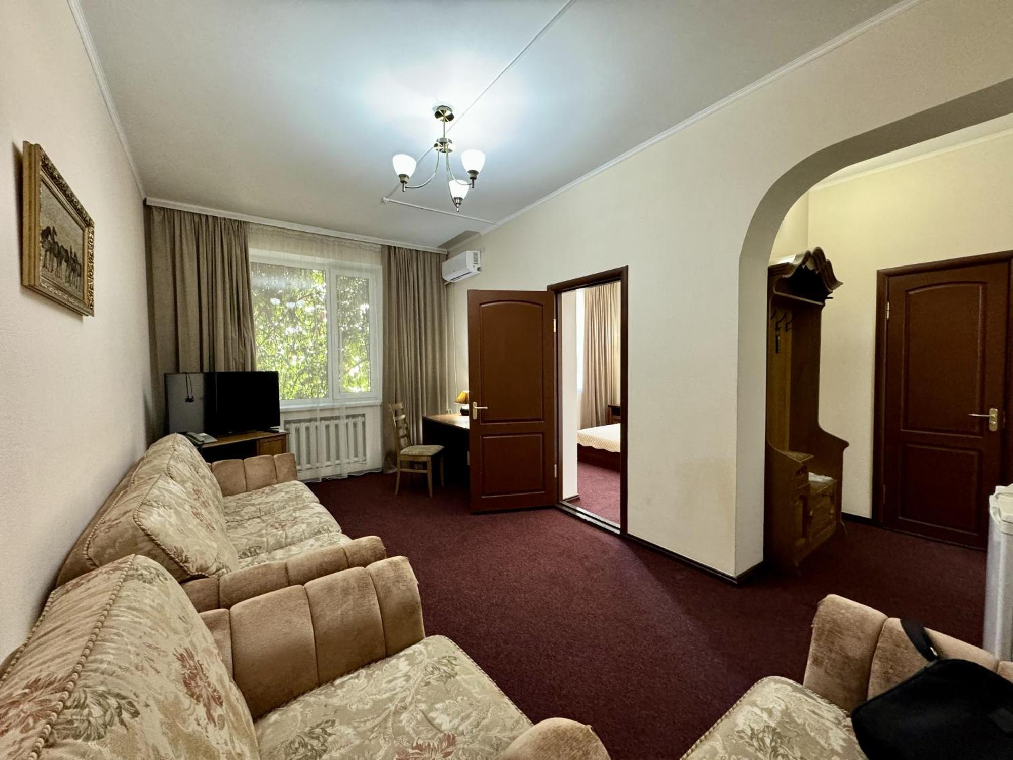 Hotel Zhambyl Taraz Eksteriør bilde