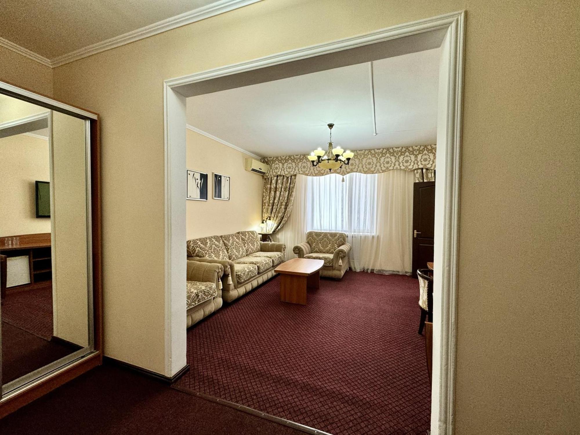 Hotel Zhambyl Taraz Eksteriør bilde