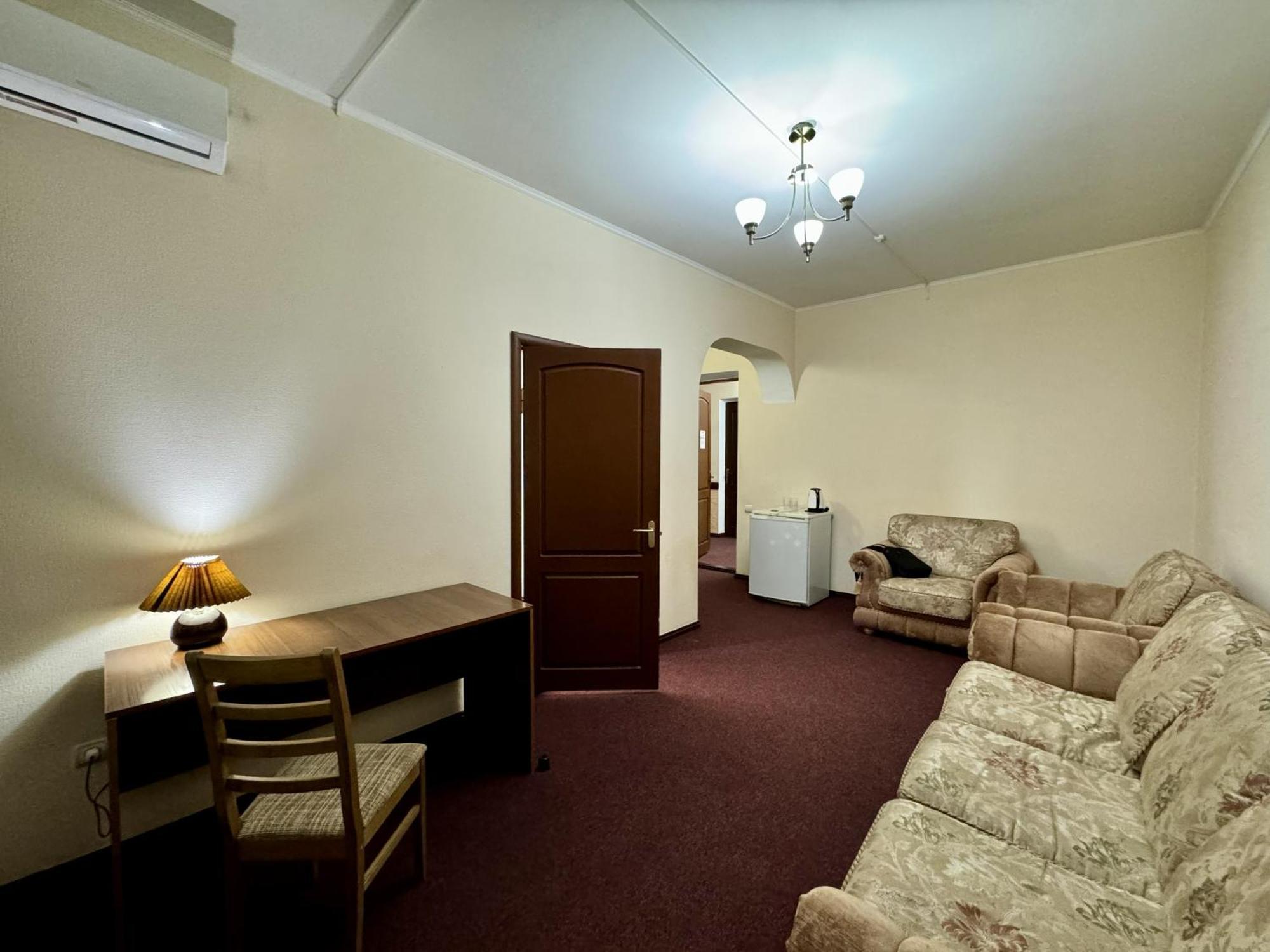 Hotel Zhambyl Taraz Eksteriør bilde