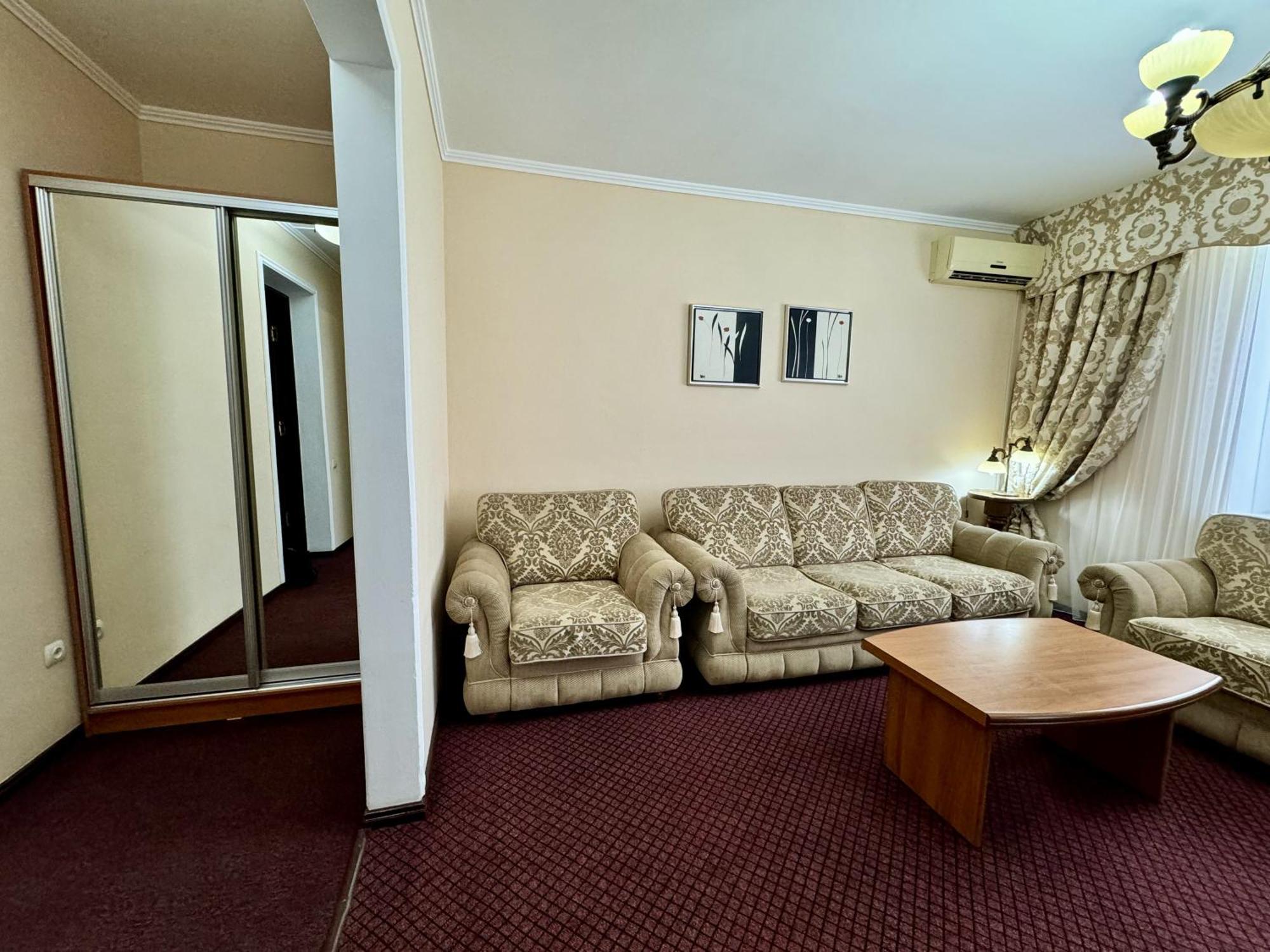 Hotel Zhambyl Taraz Eksteriør bilde
