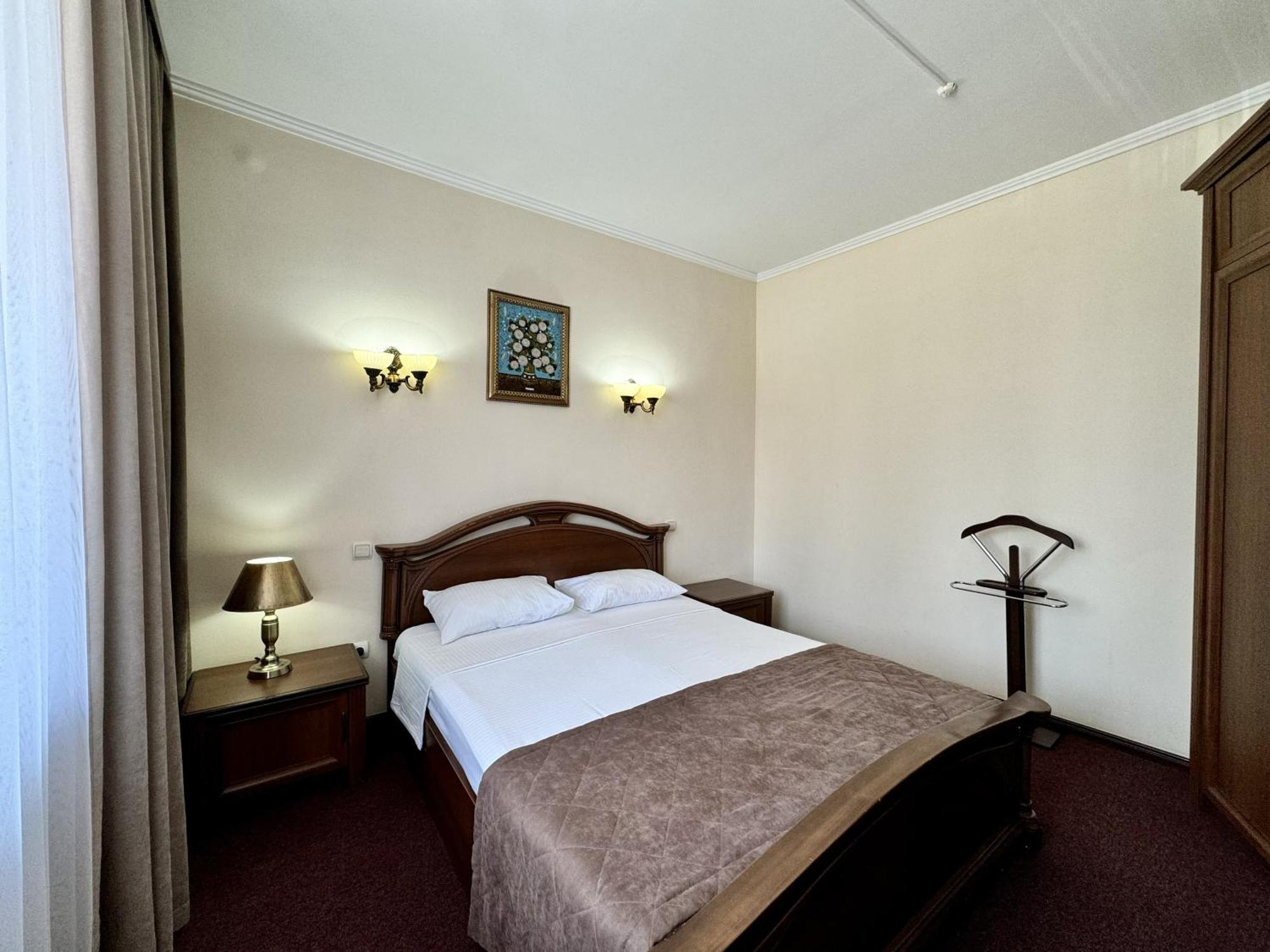 Hotel Zhambyl Taraz Eksteriør bilde