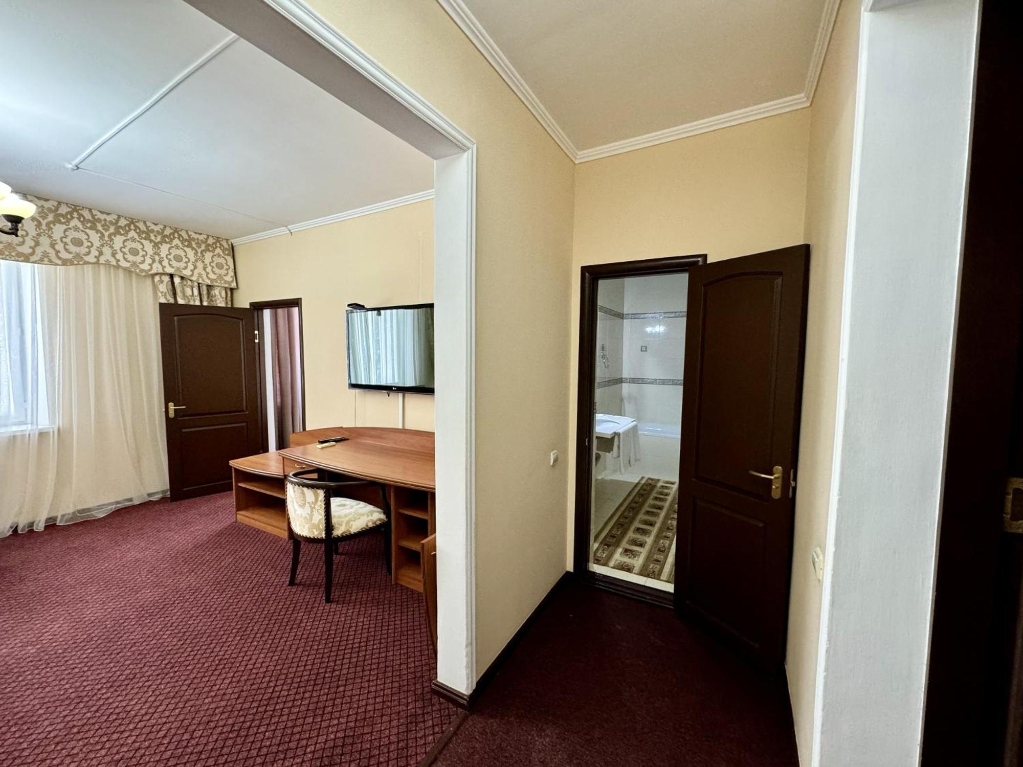Hotel Zhambyl Taraz Eksteriør bilde
