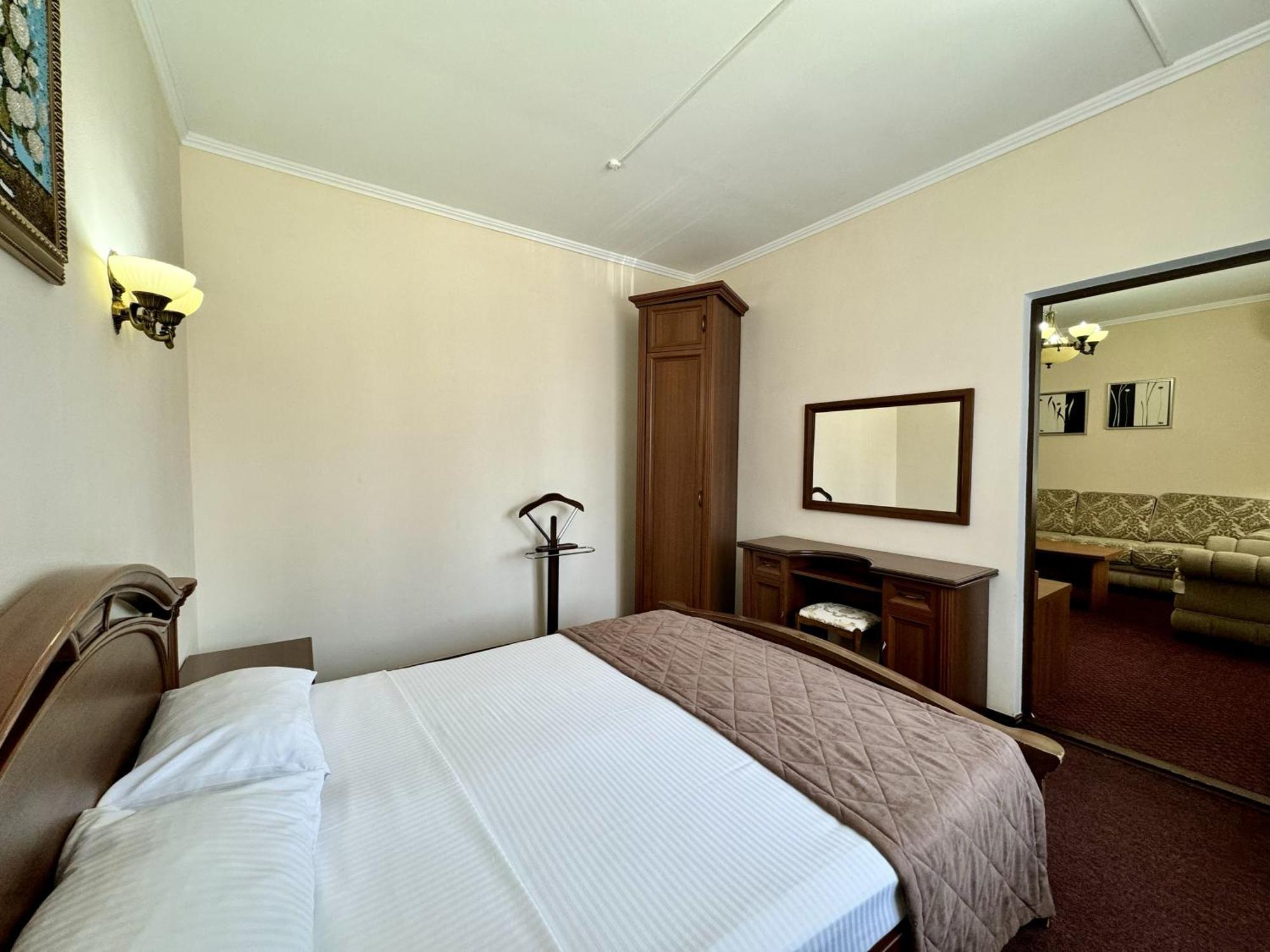Hotel Zhambyl Taraz Eksteriør bilde