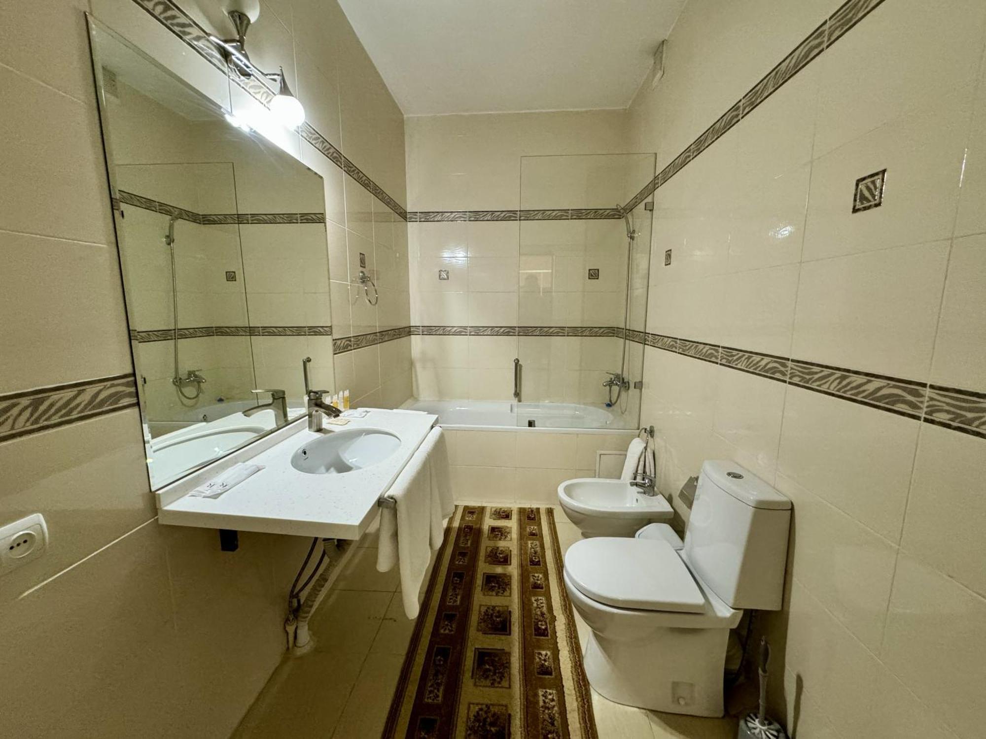 Hotel Zhambyl Taraz Eksteriør bilde