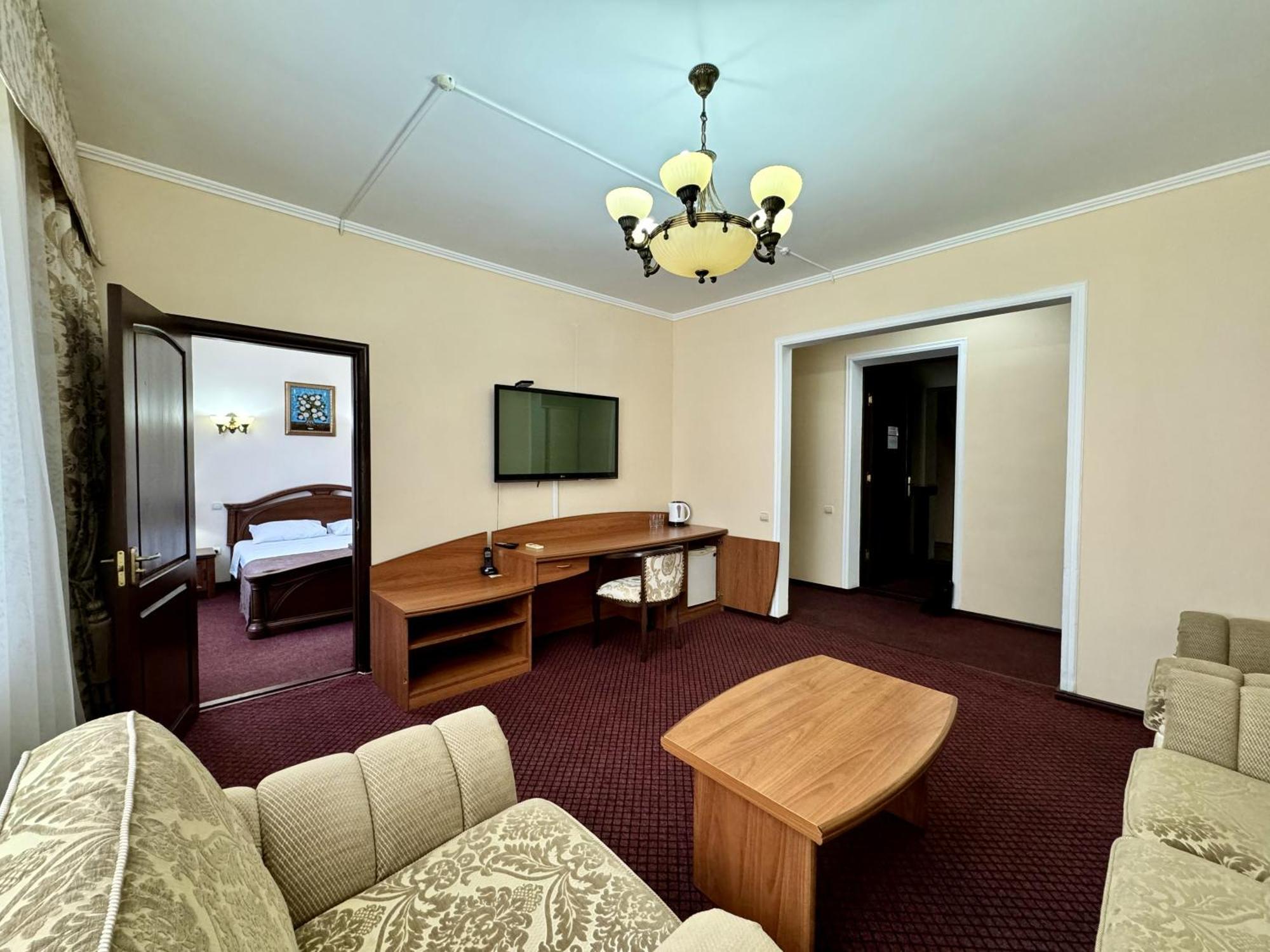 Hotel Zhambyl Taraz Eksteriør bilde