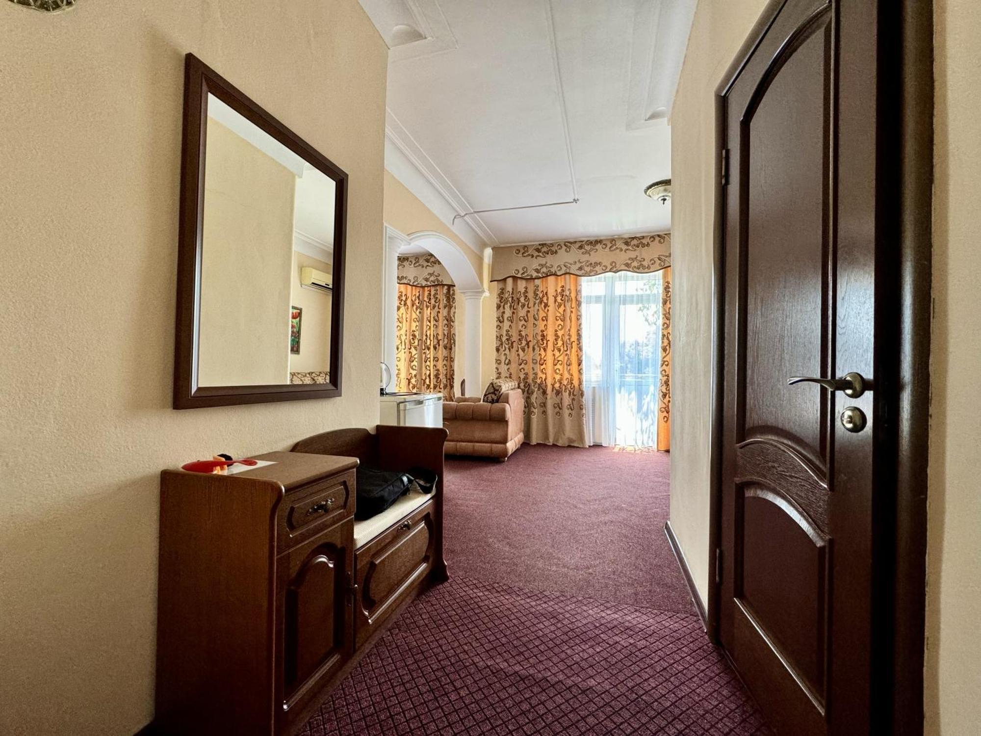 Hotel Zhambyl Taraz Eksteriør bilde