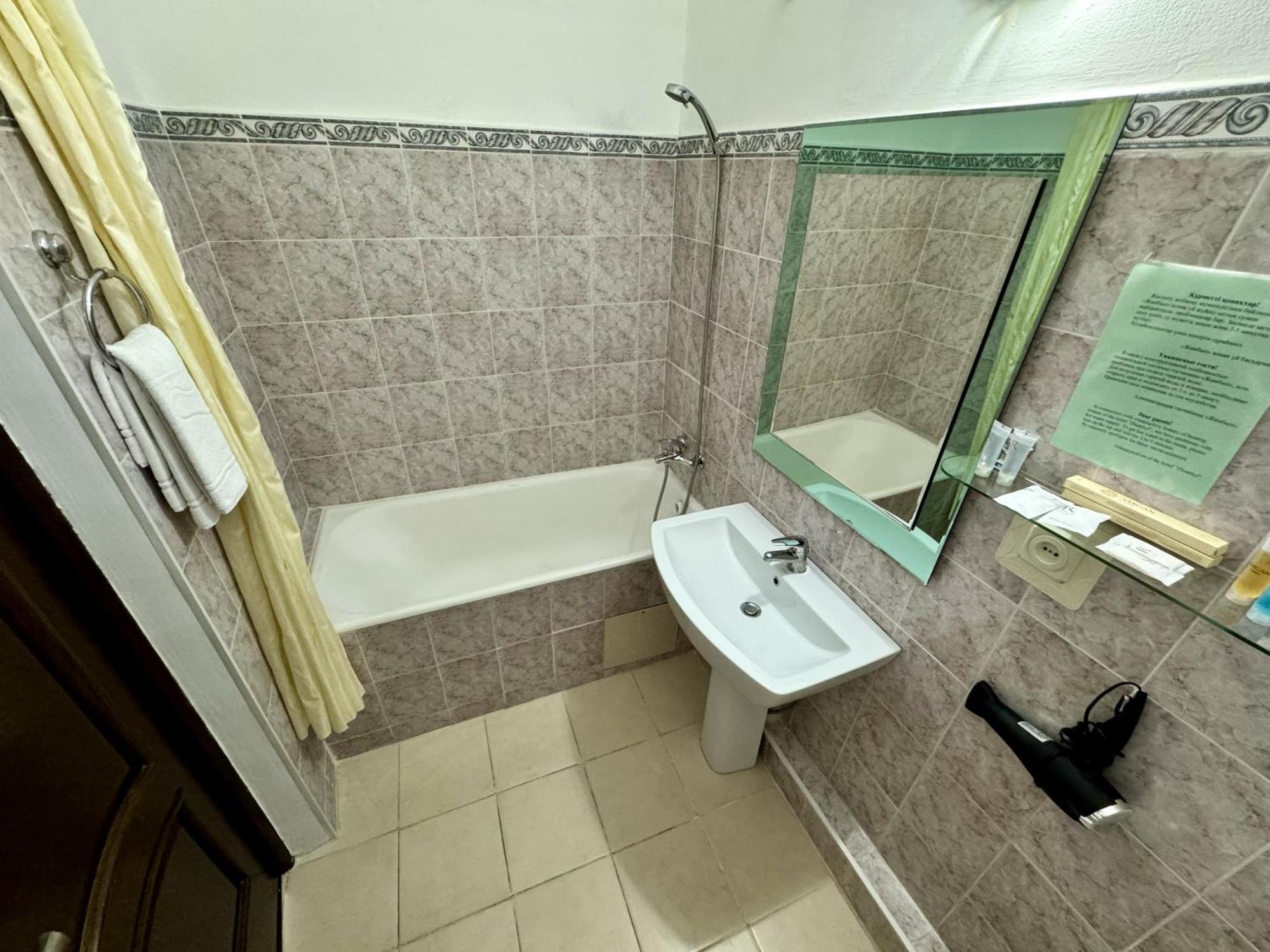 Hotel Zhambyl Taraz Eksteriør bilde
