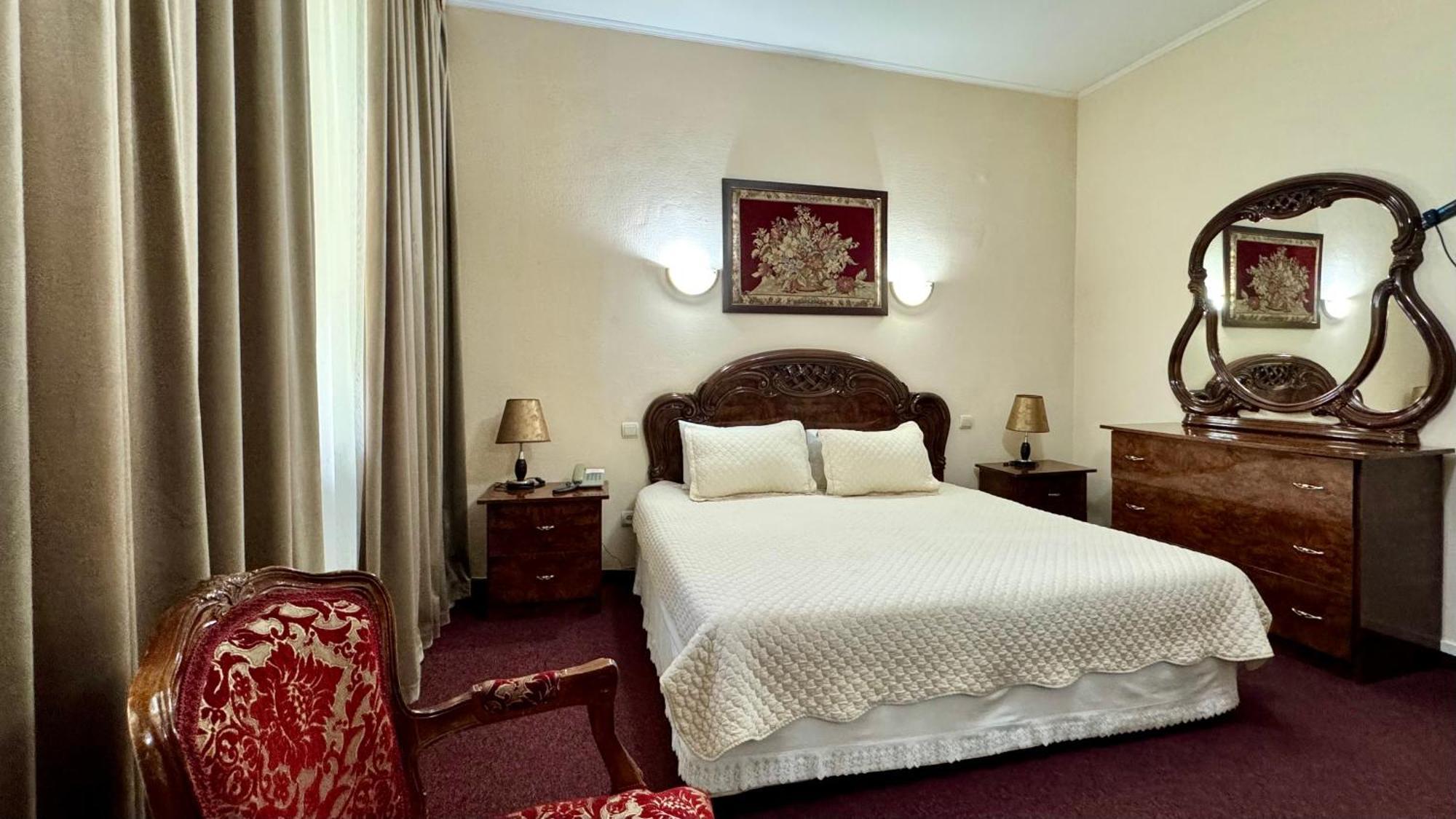 Hotel Zhambyl Taraz Eksteriør bilde